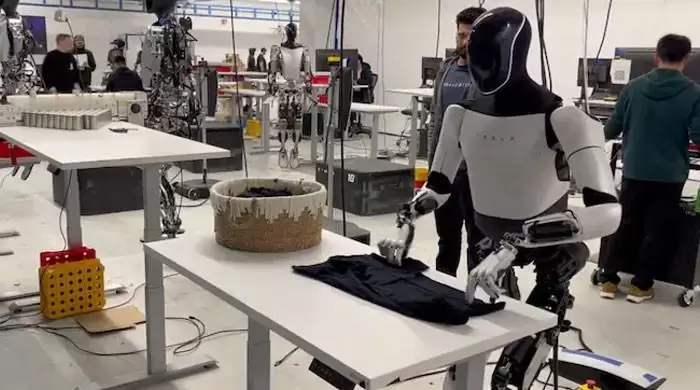 VIDEO: Elon Musk&#039;s humanoid robot &#039;Optimus&#039; folds clothes