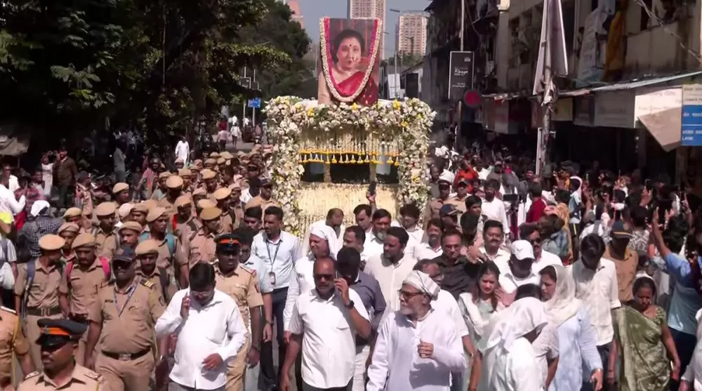Mumbai Weeps, India Mourns: A Final, Emotional Farewell to the Voice of a Generation, Lata Mangeshkar