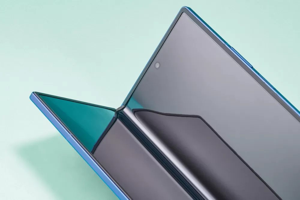 The Great Unfold: Why Wider Screens Are Redefining the Foldable Phone Experience
