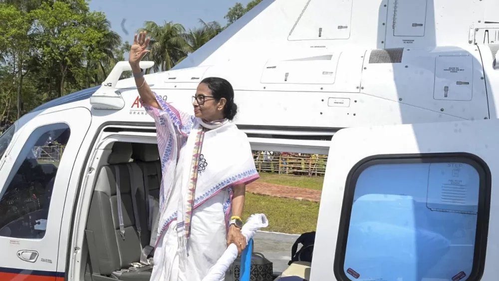 West Bengal CM Mamata Banerjee Alleges Central Forces Tried to Stop Her Car on Airport Run