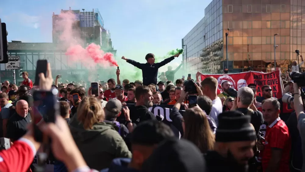 Manchester United supporters resurrect classic chant to needle City’s financial fallout
