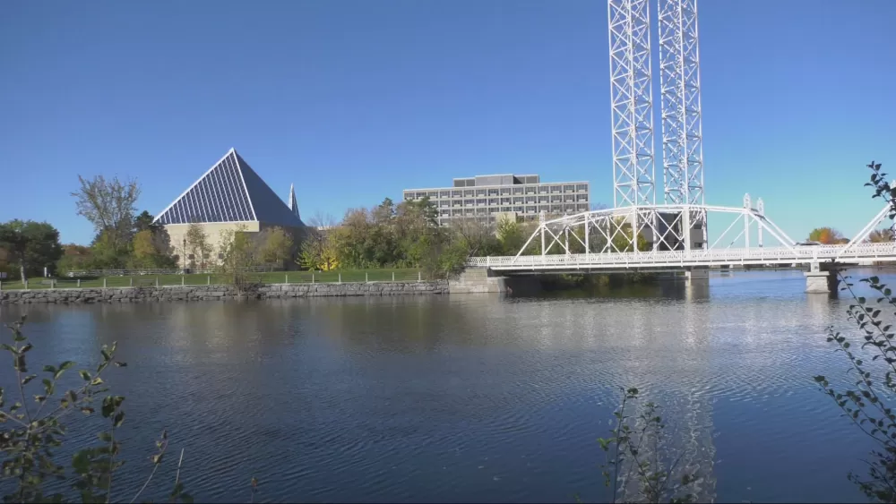 Ottawa Basks in Unusually Warm Sunshine – A Pleasant Break From the Usual Fall Chill
