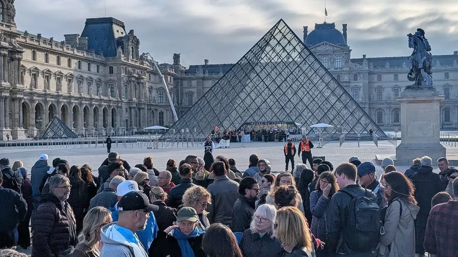 Louvre Closes Amid Violent Protests in Paris
