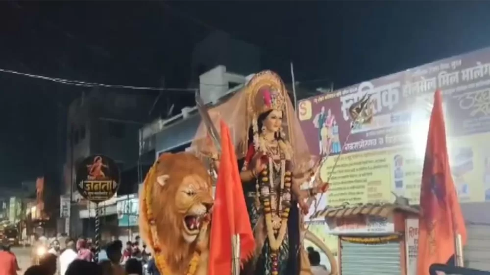 Stone‑pelting erupts during Durga idol immersion in Washim over a heated Gulal dispute