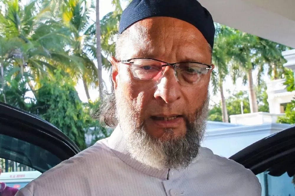 The Political Chessboard: Owaisi's Alliance Offer and Akhilesh's Conundrum in Uttar Pradesh