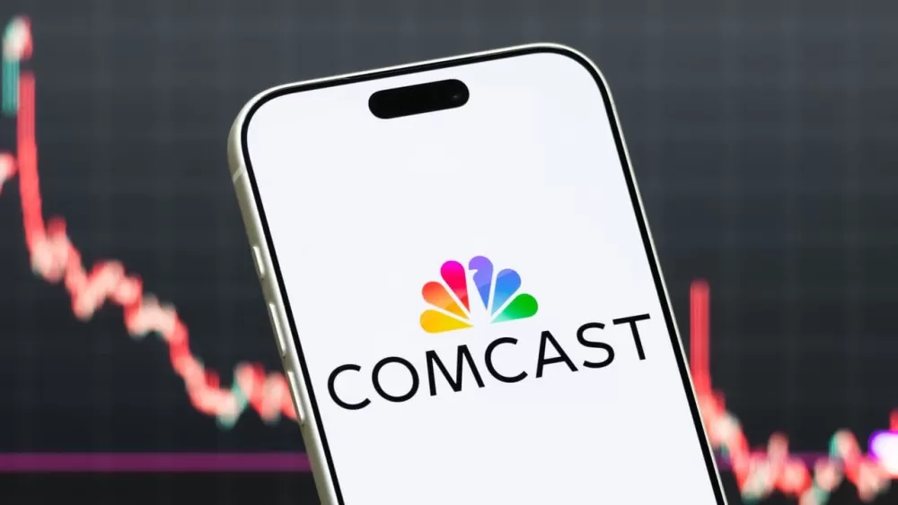 Comcast Shares Slip as Analysts Trim Targets Amid Broadband Decline