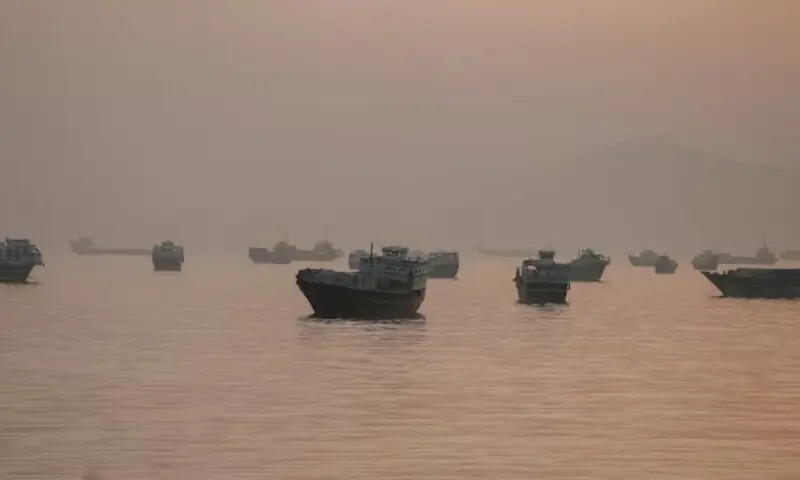Hormuz at a Crossroads: US and Iran Poised for Urgent Talks